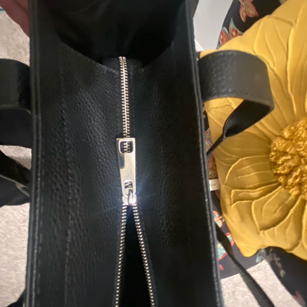 Beautiful Marc Jacobs Signet Black Leather Tote - Picture 7 of 10